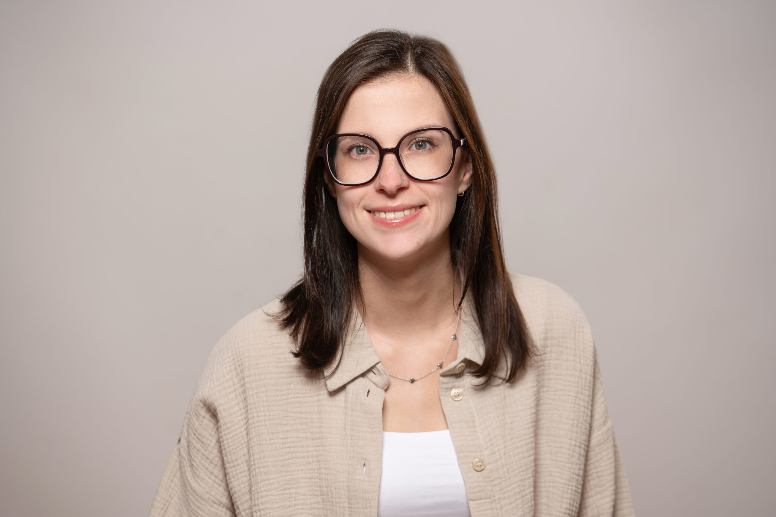 Nina - Rezeptionistin. 
Verantwortlich für Empfang, Kundenberatung, Terminplanung und organisatorische Abläufe 